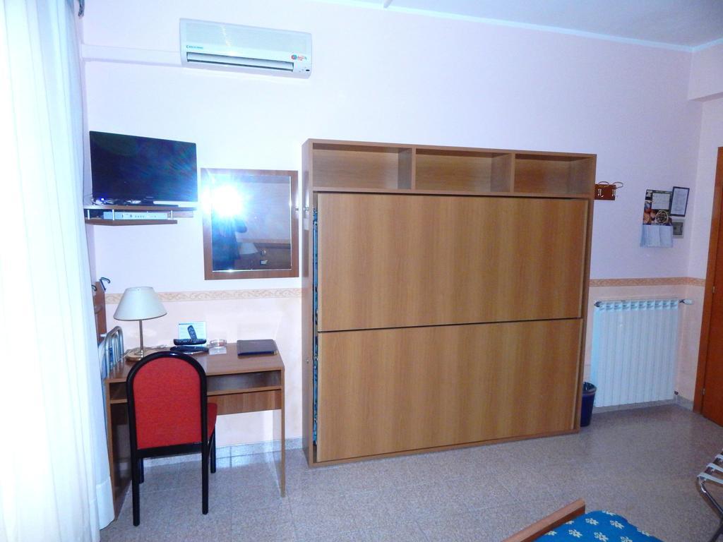 Hotel Torre Antica Loano Cameră foto