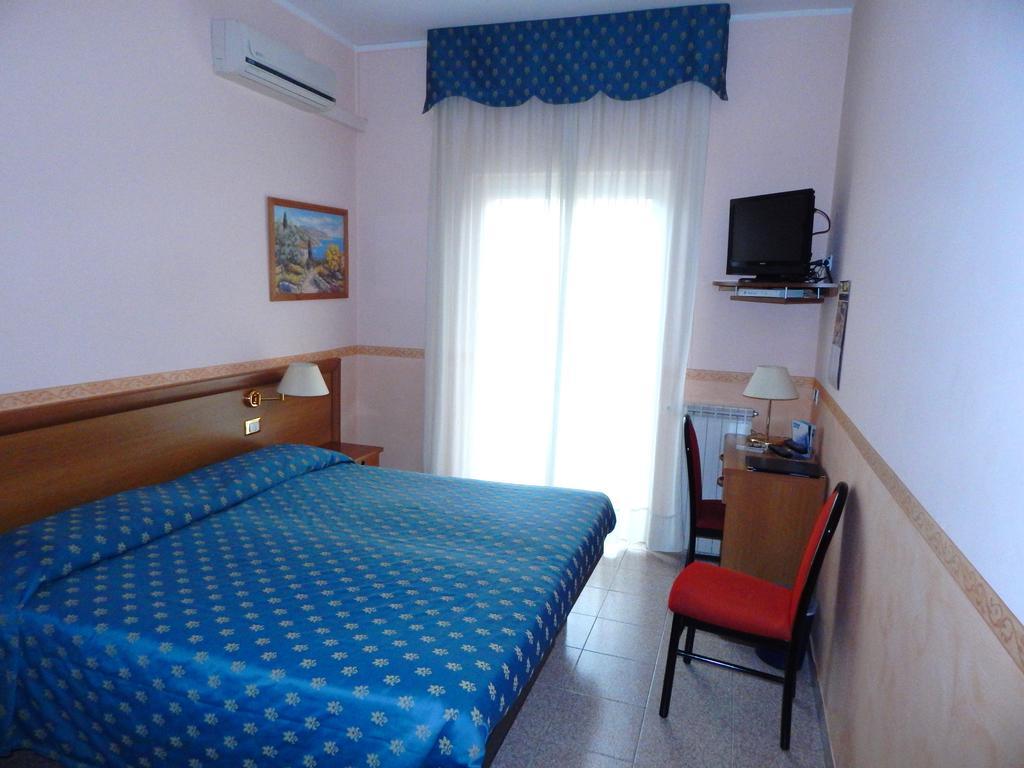 Hotel Torre Antica Loano Cameră foto