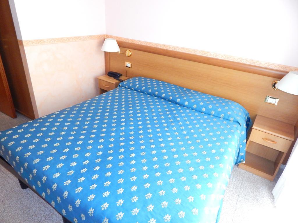 Hotel Torre Antica Loano Cameră foto