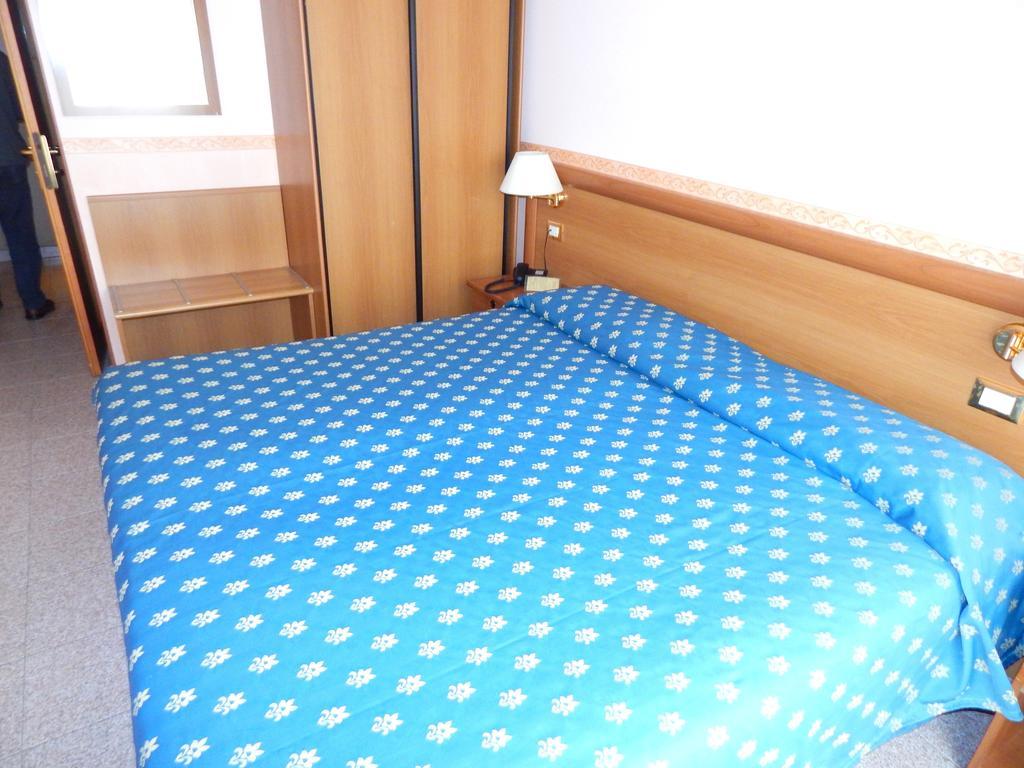 Hotel Torre Antica Loano Cameră foto